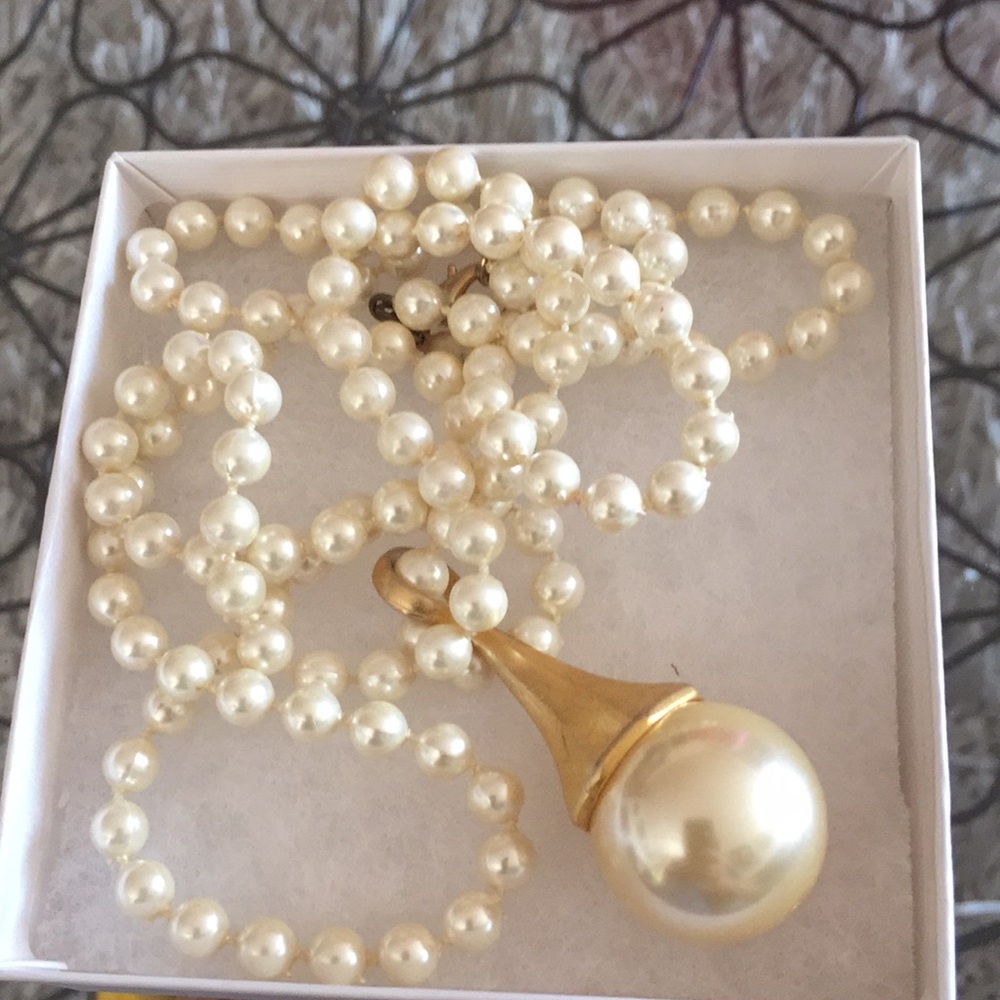 Vintage EXPRESS pearl necklace